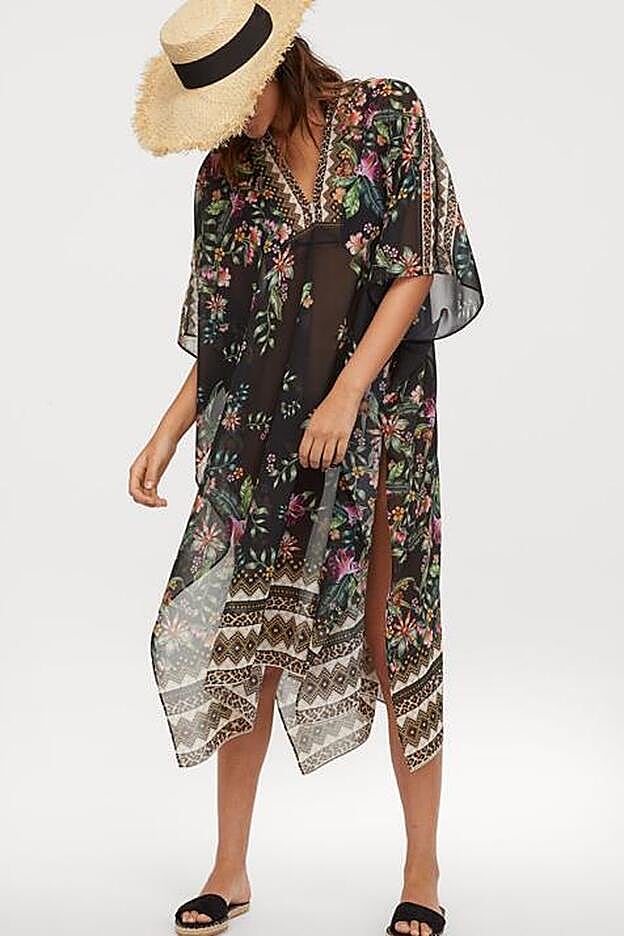 Caftán negro en tejido transparente, estampado en flores y grecas.