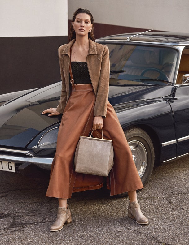 Top y falda de Hermès y cazadora de IKKS. Lasjoyas son de Pandora; el bolso, de Max Mara; y los botines, de Nero Giardini.