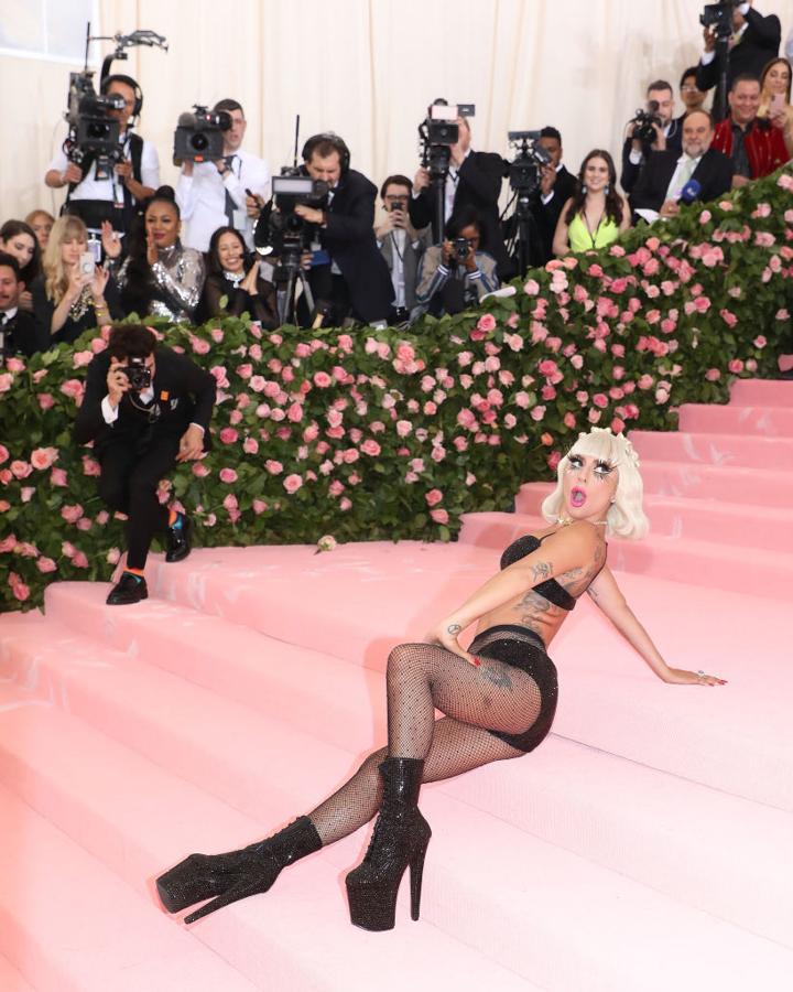 Ah, ¿que pensaban que con el 'slip dress' rosa Lady Gaga iba a entrar en la gala MET 2019? Pues no, aún había un cuarto look, este más Gaga que ninguno, que apareció cuando la diva se desnudó y se quedó en ropa interior (joya), con unas medias de rejilla y sus ya característicos botines de plataforma.
