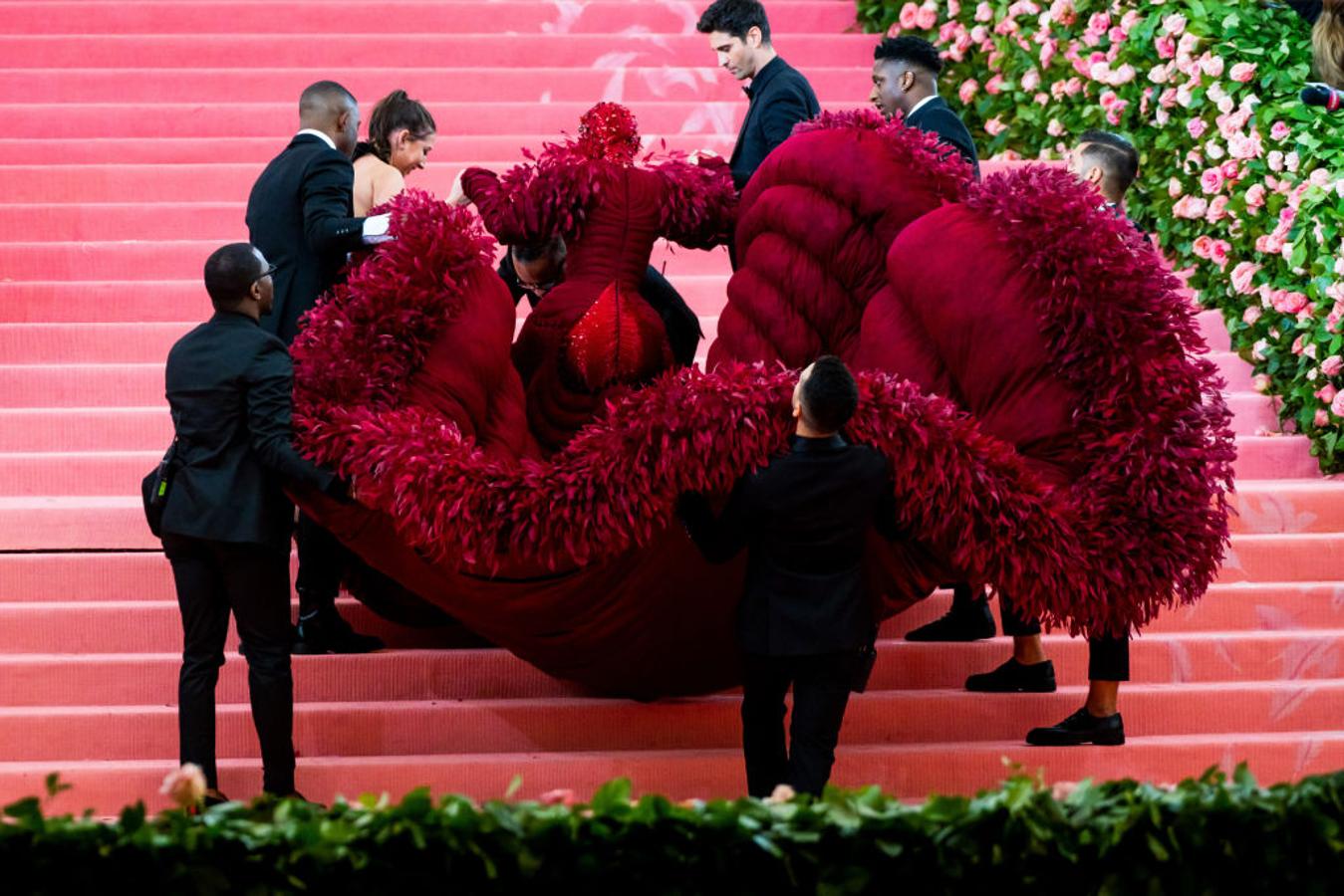 Excesivo como el 'camp' y con un detalle en el trasero que nos recuerda a los mandriles. El vestido de Thom Browne de Cardi B debía ser súper cómodo de llevar, sobre todo, al aseo.