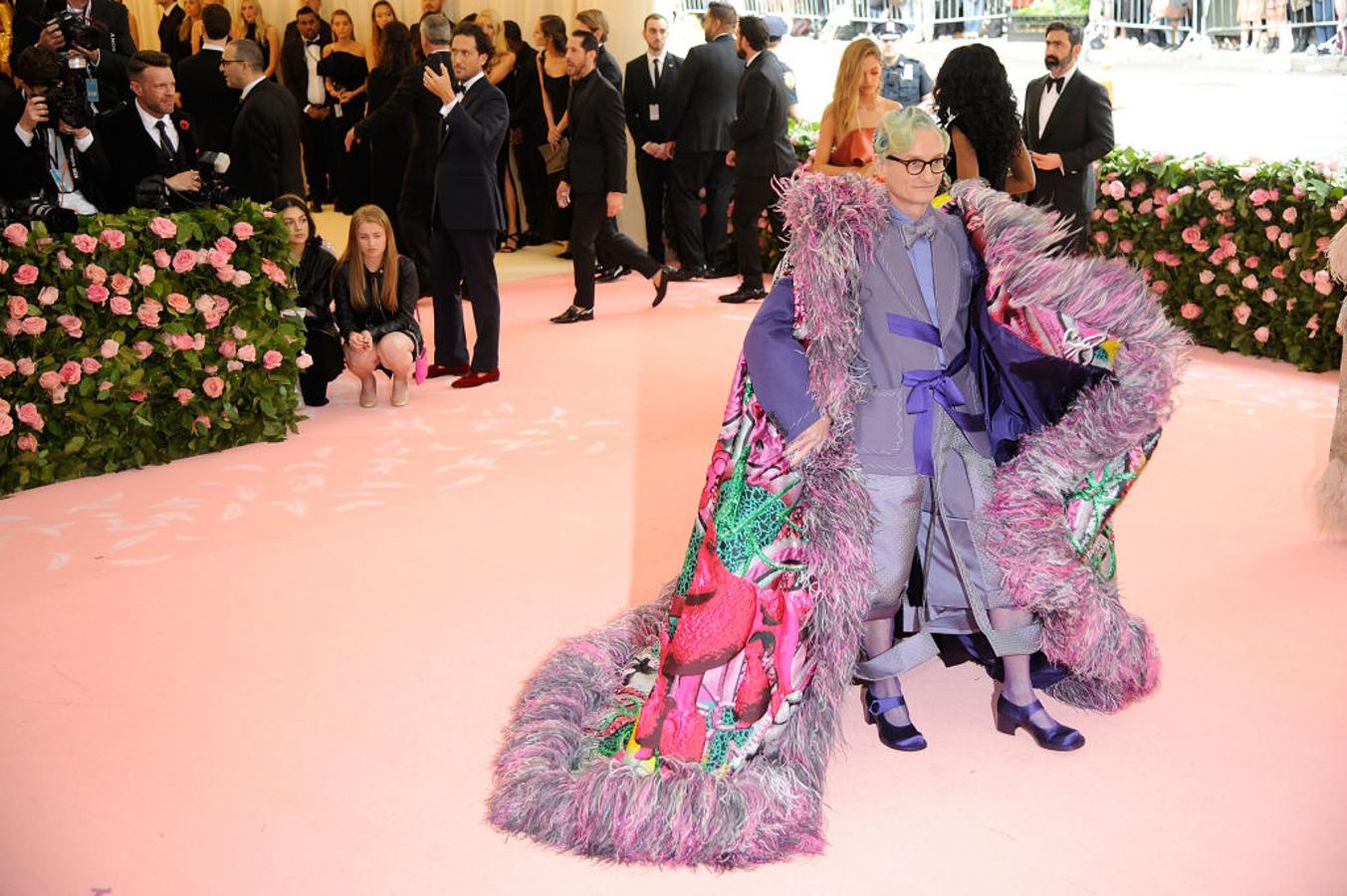 A ver cómo explicamos el look de Hamish Bowles... porque lo único que podemos decir es que es tan incalificable como el propio concepto del 'camp' que orquestaba la Gala MET 2019.