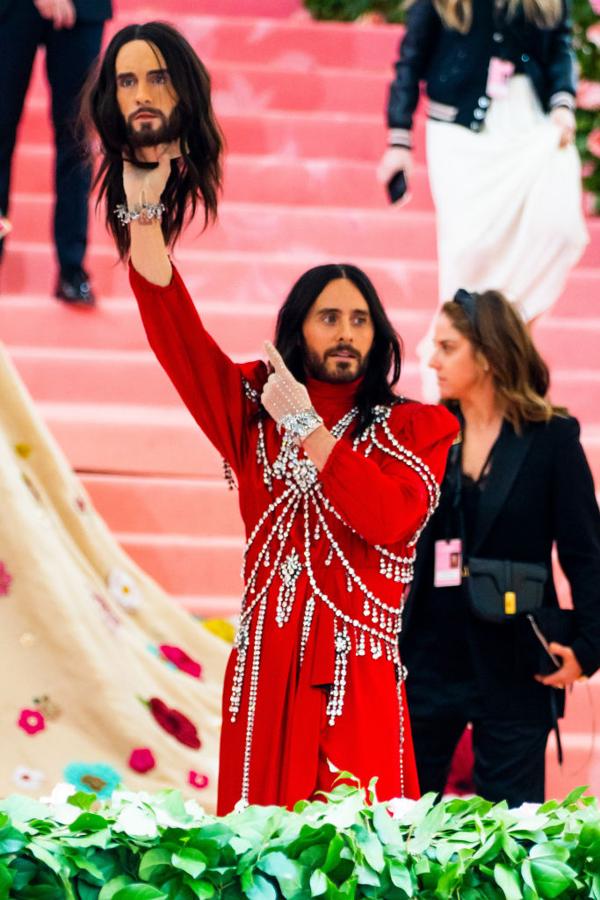¿Os acordáis cuando Gucci sacó a sus modelos con cabezas en la mano en su último desfile? ¿Y os acordáis de que Jared Leto estaba en el 'front row'? Pues el actor y cantante es íntimo de Alessandro Michelle, que además de director creativo de Gucci, la firma de lujo que patrocinaba la gala, era uno de los anfitriones de este MET 2019. Pues eso...