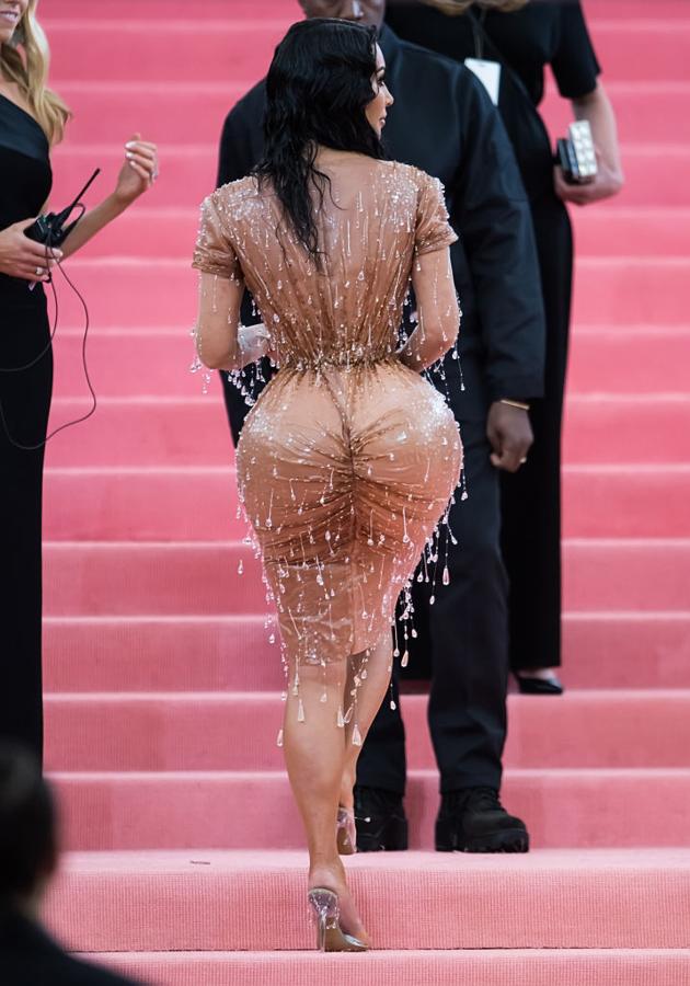 El look de Kim Kardashian en la Gala MET 2019, teniendo en cuenta la temática de este año, podía haber sido mucho peor. De hecho, nos ha sorprendido muy agradablemente su vestido de Mugler. Pero no podemos apartar la mirada de ese pliegue en el trasero en color marrón... chocolate.