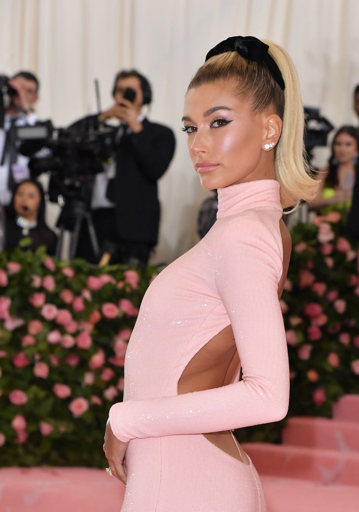 Terminamos con Hailey Baldwin y una de las tendencias que también están triunfando esta temporada: los lazos en el pelo. La modelo lo ha combinado con una coleta de estética retro y un maquillaje en clave rosa fantasía con una mirada cat eye que le da ese aspecto vintage puro de los años 60.