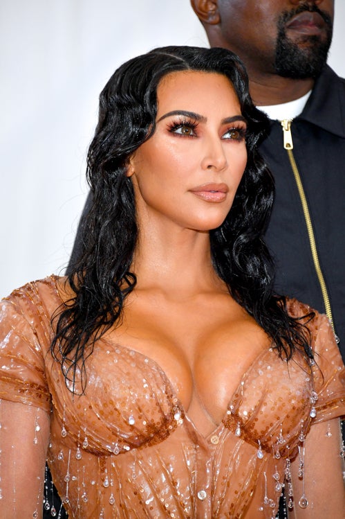 Kim Kardashian no sale de su habitual maquillaje, pero su melena le ha convertido en uno de los peores looks beauty de la gala del MET 2019. La empresaria lleva un peinado wet con ondas que a mitad del cabello comienza a perderse y termina en unas puntas de aspecto seco y dañado. ¿Qué le ha pasado a la Kardashian?