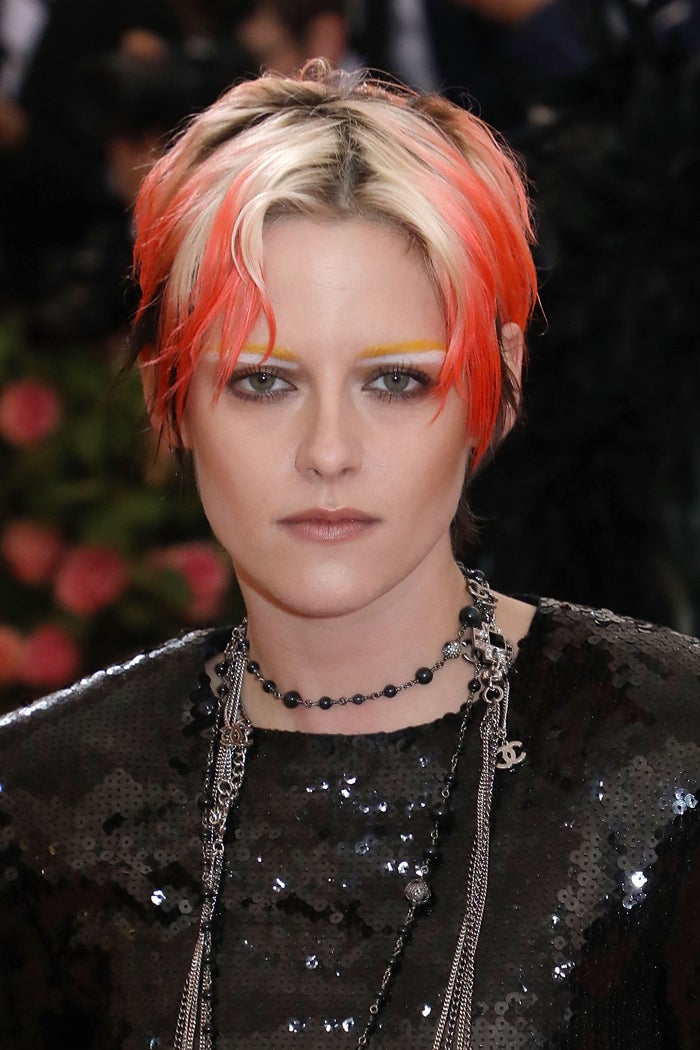 Con lo único que ha cumplido Kristen Stewart es con la temática del evento calcando la estética del cantante David Bowie, porque tanto el peinado tricolor creado por el estilista Adir Abergel como el maquillaje firmado por Jillian Dempsey con productos de Chanel no le favorecen nada.