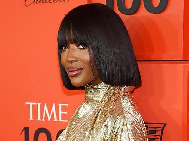 Para lucir este peinado de Naomi Campbell es imprescindible acudir a un buen peluquero que corte las puntas perfectamente.