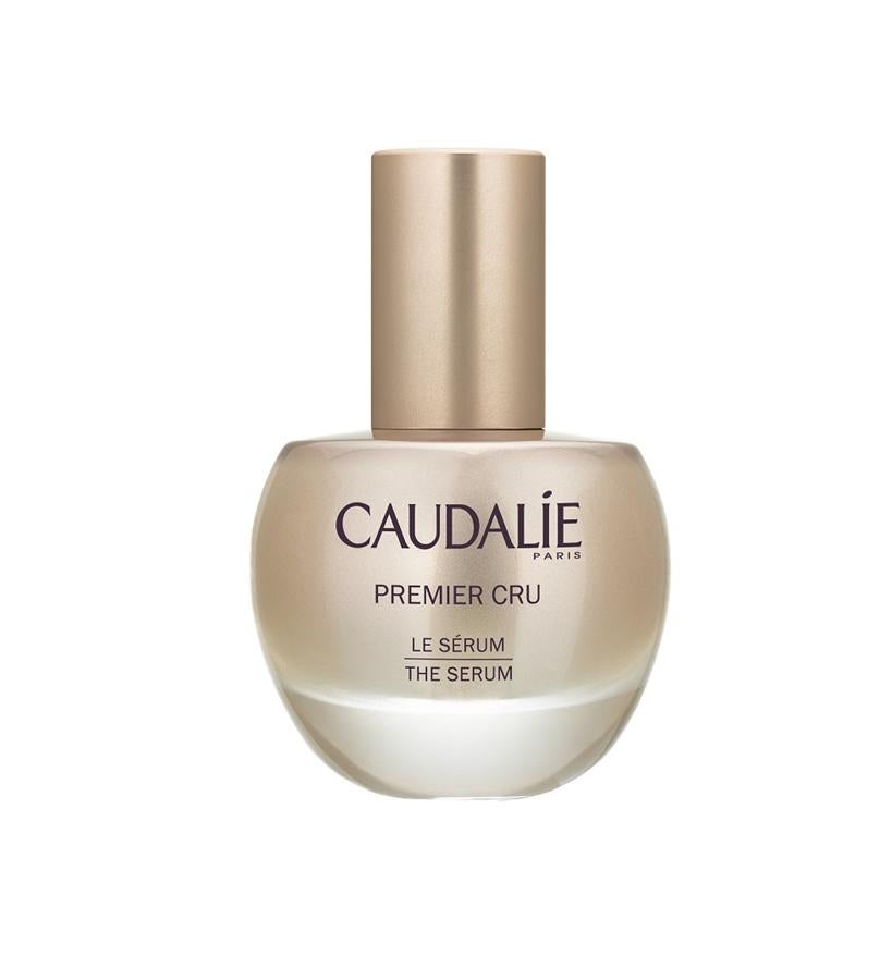 Incluye el complejo patentado Vinergy, que revitaliza intensamente la piel y la cargar de energía para corregir los signos de la edad. Perfectamente tolerada por las pieles sensibles, su textura acuosa innovadora y refrescante, está compuesta por un 95% de ingredientes de origen natural. Su perfume sutil resulta de la infusión de pétalos de rosa en una barrica de roble. (99,10 €)