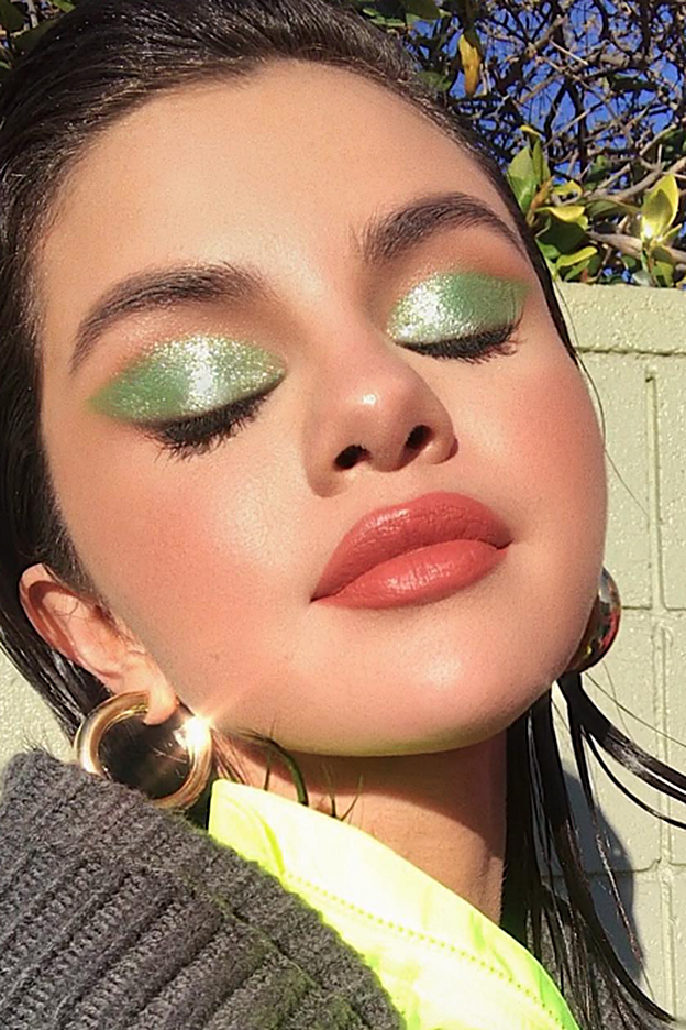 La espectacular sombra verde con brillo de Selena Gomez.