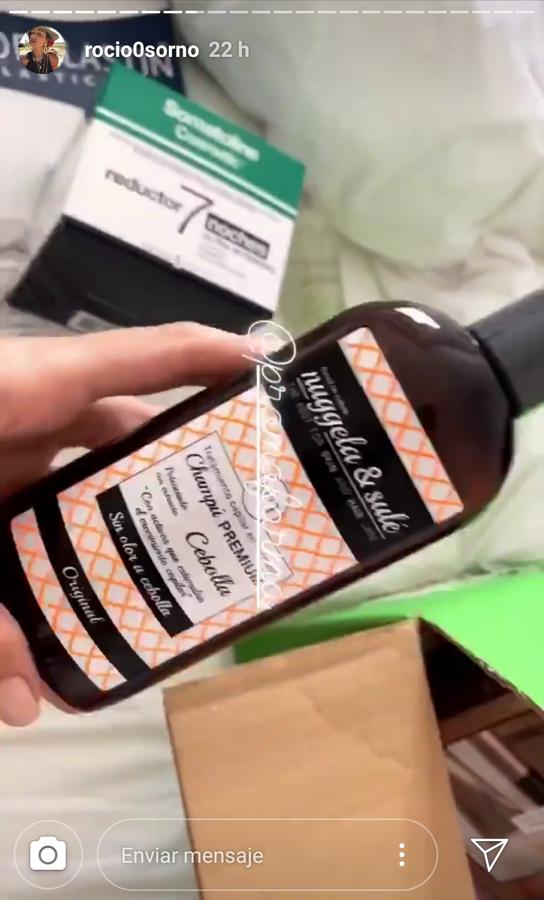 Rocío Osorno también se ha querido hacer con uno de los champús del momento: el champú de cebolla de Nuggela & Sulé. Se trata del primer champú de cebolla, que estimula el crecimiento del cabello y que además ayuda al pelo graso devolviéndole su brillo natural (19,90 euros).