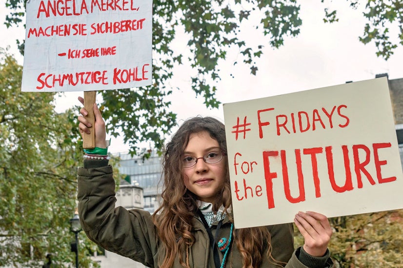 Objetivo: las compañías de petróleoTras participar en las protestas contra el cambio climático que lograron cortar varios puentes el pasado noviembre en Londres, Elsie Luna decidió llevar sus reclamaciones a otra parte. Acompañada por su madre, se presentó en los cuarteles generales de las grandes compañías petroleras que tenían sede en el Reino Unido. Quería hablar con los jefes. Pero ni Chevron ni Total ni British Petroleum la dejaron entrar. El personal de seguridad de Shell tampoco le permitió pasar, pero Luna se quedó en la entrada parar abordar a los trabajadores de la compañía a la hora del almuerzo. Solo dos horas después, la presidenta de Shell en el Reino Unido, Sinead Lynch, accedió a reunirse con ella. Durante 20 minutos, Luna le trasladó sus preocupaciones sobre el cambio climático, le recordó que su empresa era responsable del 1,67% de las emisiones de CO2 de todo el planeta. En marzo, Luna recibió un premio por su activismo ecologista en un acto celebrado en el Parlamento británico. Con solo 10 años de edad, tiene su propio podcast sobre su lucha y muchos planes para el futuro. “Quiero ser periodista o dedicarme a la política. Quiero protagonizar las noticias o contarlas. Y, en cualquier caso, siempre diré la verdad”, asegura.