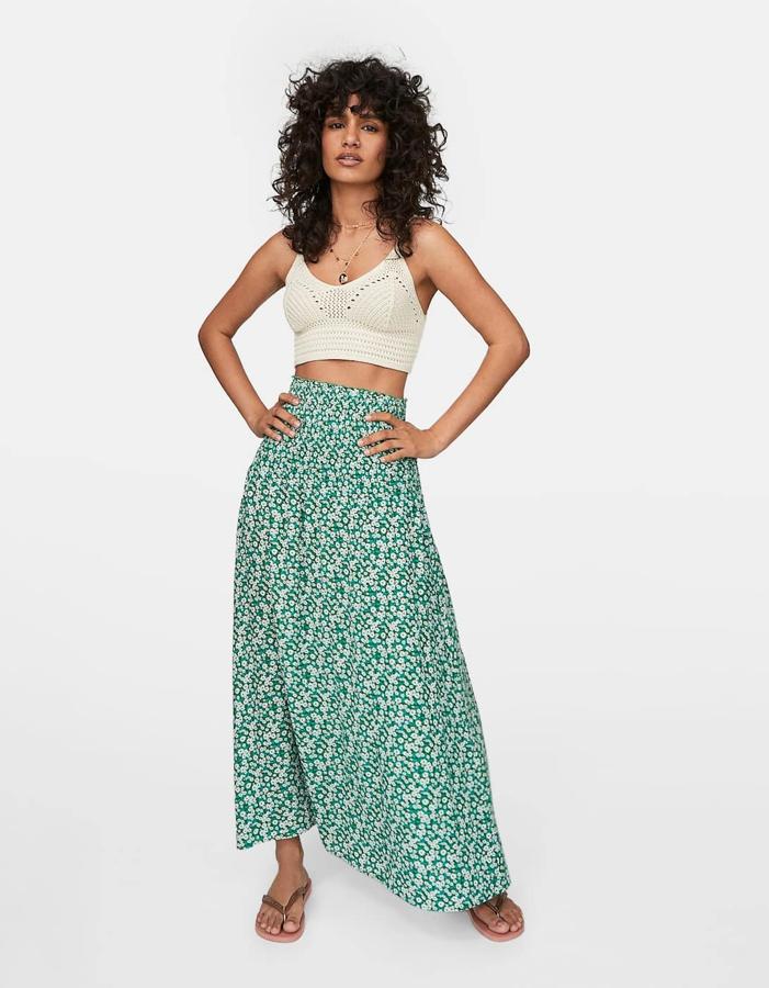 Falda larga con estampado de flores en color verde botella, 19,99 euros.