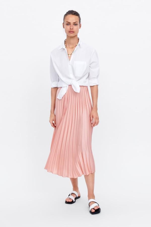 Falda plisada con línea evasé cierre lateral oculto y en color rosa, 25,95 euros.