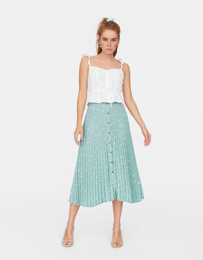 fFalda plisada en verde pastel con estampado de lunares y cierre frontal con botones, 19,99 euros.