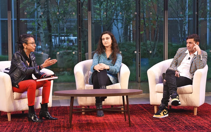 Cara a cara frente a WashingtonHace dos años, Trump anunció la retirada de EE.UU. del Acuerdo de París y supo que tenía que actuar. A sus 15 años, ya escribía apasionadas cartas abiertas a los negacionistas del cambio climático. Y fundó Zero Hour, una organización que promueve la justicia ambiental y que, a través de las redes sociales, ha organizado protestas masivas. Se ha reunido con ejecutivos de grandes empresas energéticas (y ha denunciado el paternalismo con que la trataron), ha debatido con congresistas y senadores, y ha publicado artículos en medios como The Guardian. También ha demandado, con 12 jóvenes más, al Estado de Washington, donde vive, por su inacción ante el calentamiento global. Mientras ultima su primer libro, su perfil de Twitter es una declaración de intenciones: “Escritora. Colombiana. Activista. Estudiante. Futura POTUS (President of the United States)”.