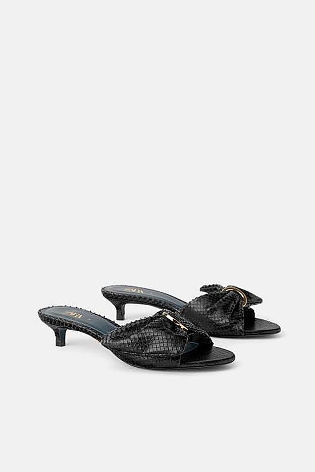 Sandalias premium con tacón 'kitten' de Zara.