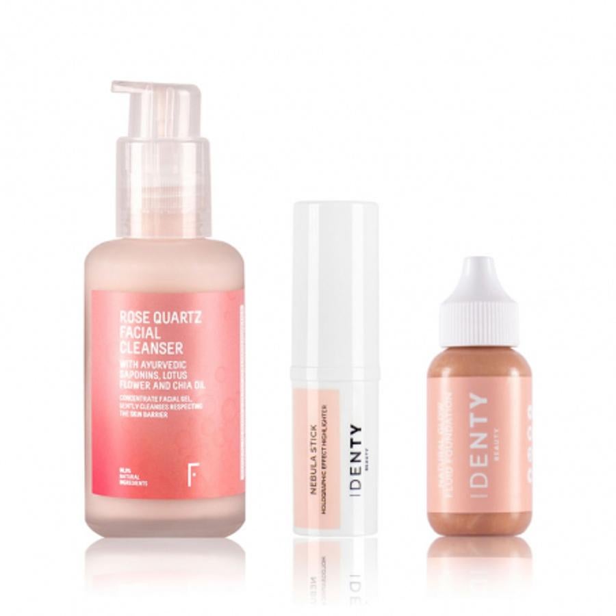 Este pack cuenta con el limpiador facial Rose Quartz Facial Cleanser de Freshly Cosmetics, la base de maquillaje Natural Glow Fluid Foundation y el iluminador natural Nebula Stick de Identy Beauty. Rocío Osorno utiliza todos estos productos para un efecto buena cara al instante: la influencer usa el limpiador facial Rose Quartz Facial a diario "tanto por la mañana como por la noche", también la base de maquillaje Natural Glow Fluid Foundation "en el tono 400" y el iluminador natural Nebula Stick "a toquecitos en la nariz y en la parte superior de los pómulos" (el precio de los tres productos es de 36,75 euros).