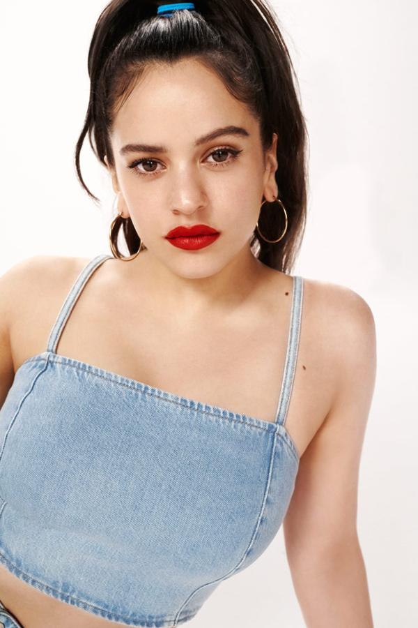 Minimalista pero tremendamente efectivo: un top enteramente confeccionado en denim con forma de banda sujetado por finos tirantes.