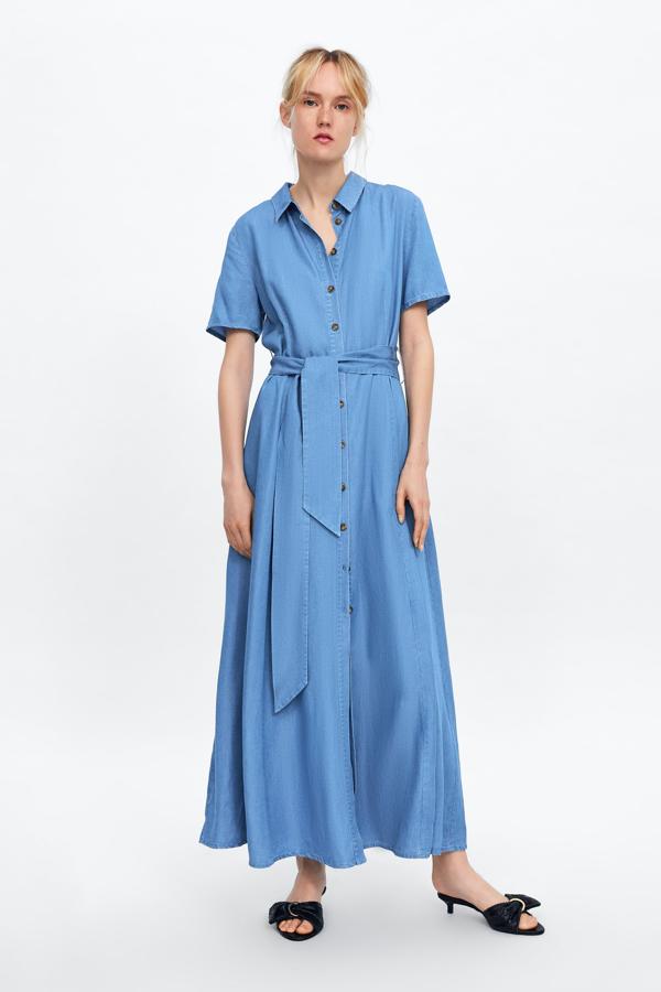 En tejido denim finito, con cinturón de la misma tela, este es de Zara (39,95 euros).