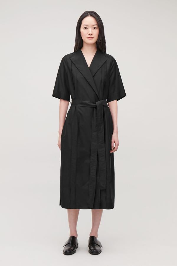 Lo que más nos gusta de este modelo cruzado es su cuello marinero, con solapas grandes. Es negro así que prueba a llevarlo con unas sandalias de color por la mañana o unas doradas para las tardes de verano. El vestido es de Cos (89 euros).