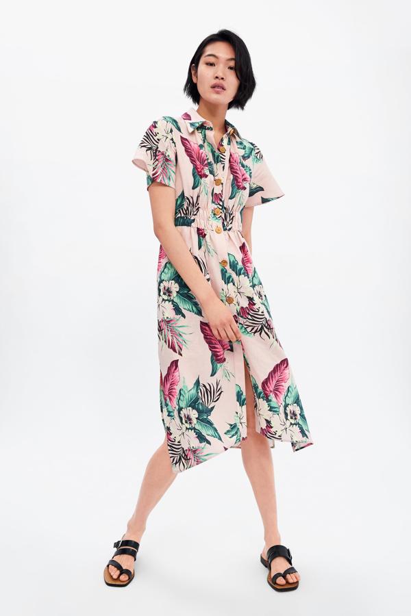¿Te atreves con el estampado tropical? Porque el de este vestido de Zara es muy favorecedor y perfecto para incluir en tu maleta de vacaciones (39,95 euros).