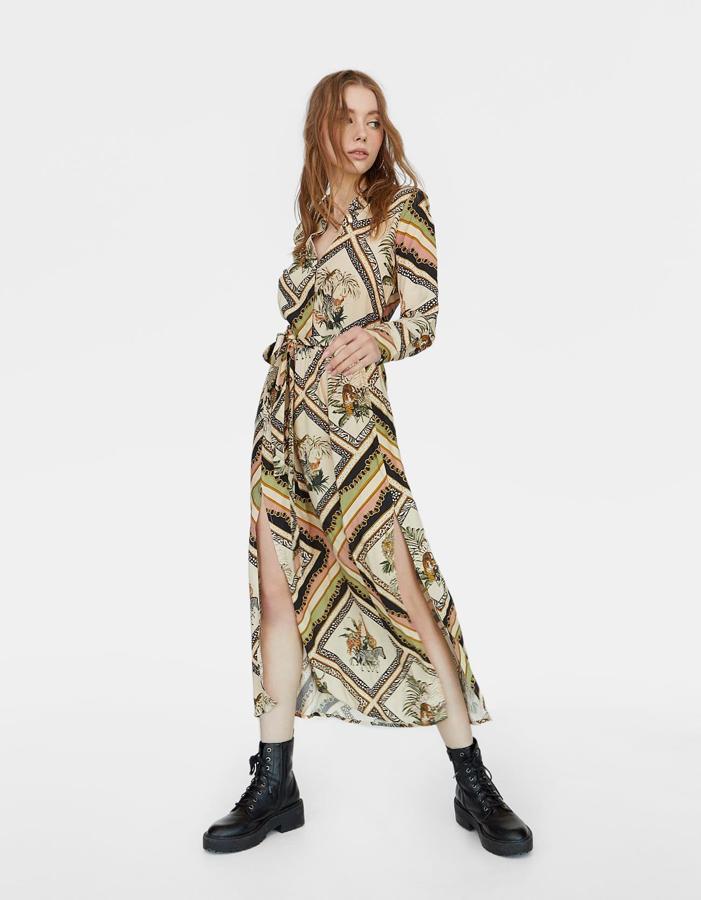 En versión estampado "patchwork", de tela de gasa, de Stradivarius (35,99 euros).