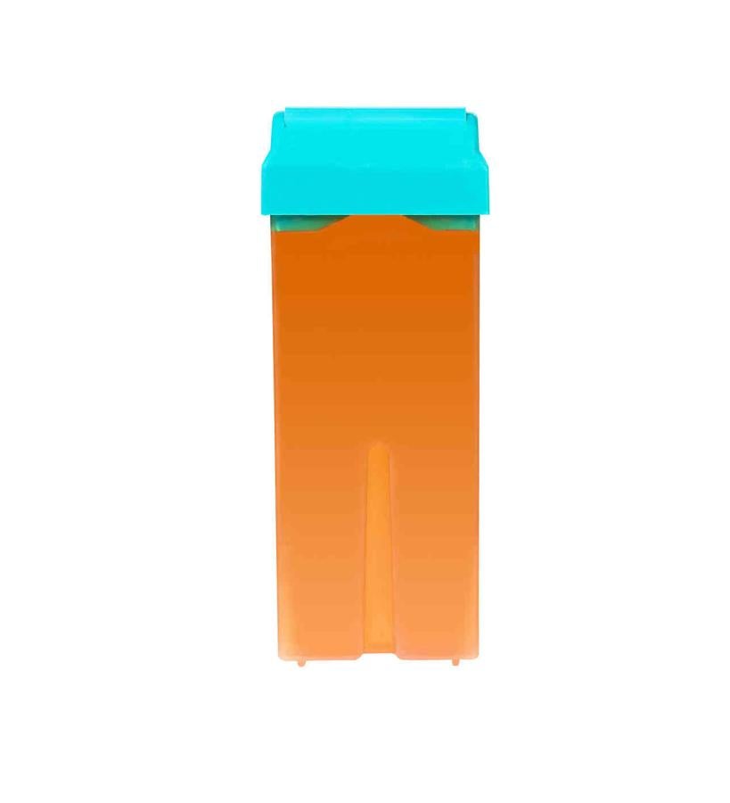 Cera liposoluble de caroteno, semisólida a temperatura ambiente pero fácilmente licuable en el aparato calentador-aplicador. Su composición (derivados de resina de pino y glicerina)) le confiere una textura adherente al vello pero que no se seca. Sus ventajas son: su baja temperatura (ideal para pieles sensibles al calor), la higiene (un solo uso) y la comodidad y facilidad de aplicación (gracias al roll-on incorporado). Roll-on cera tibia (4,72 €).