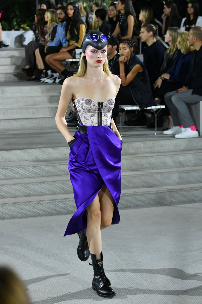 La silueta de las faldas de la colección Cruise 2020 de Louis Vuitton es perfecta para presumir de tipazo.