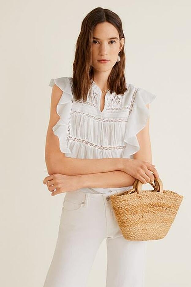 Un fresquísimo top de volantes y con calados de Mango.