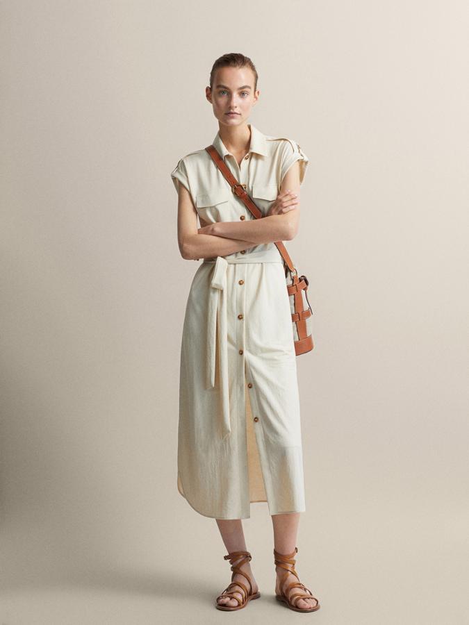 De indpiración safari, en color crema, sin mangas y bolsillos delanteros, de Massimo Dutti (59,95 euros).