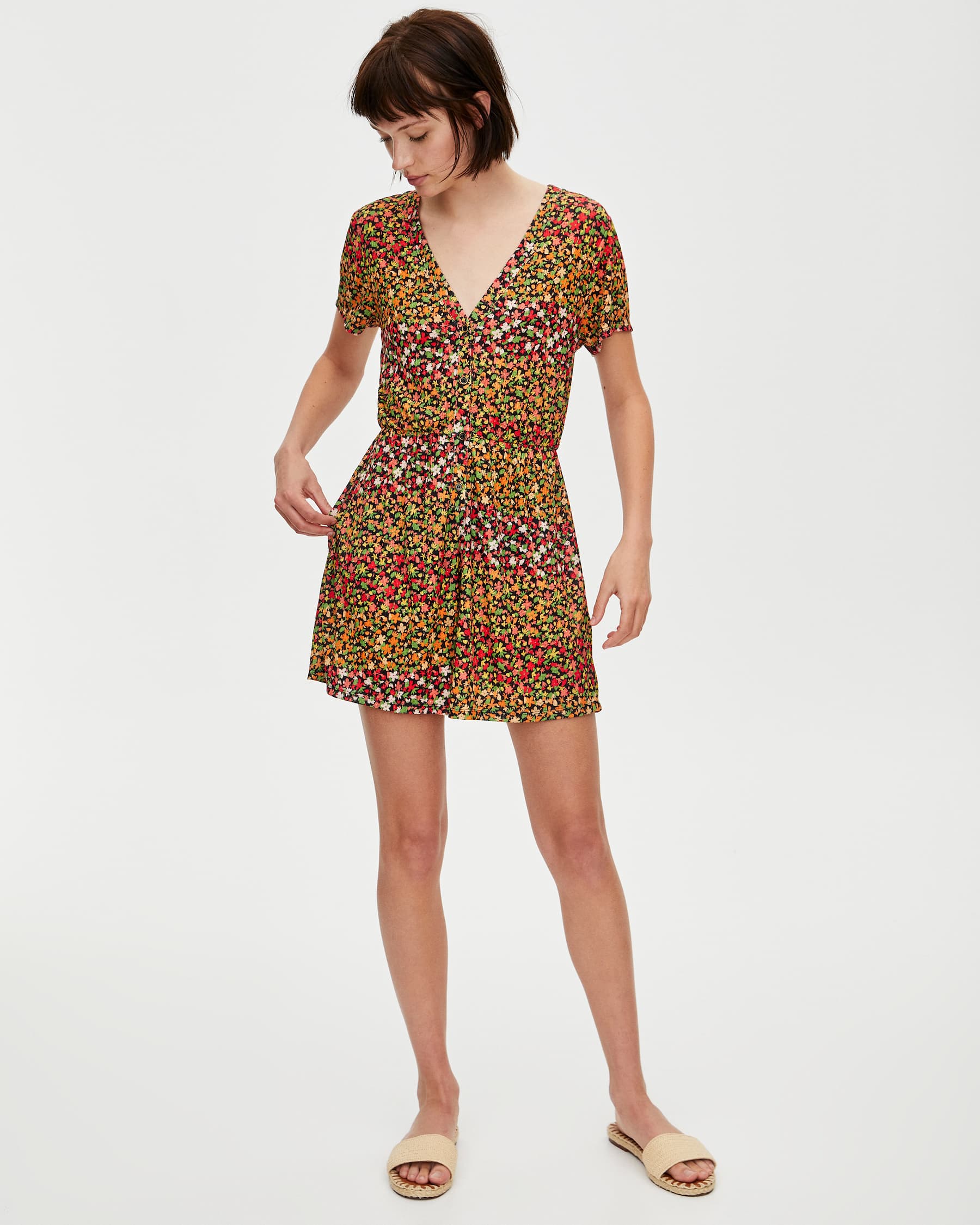¿Puede haber algo más primaveral que este mono fluido con estampado de flores de Pull&Bear? Quién quiere un vestido teniendo esta joya en tu armario. (17,99 euros).