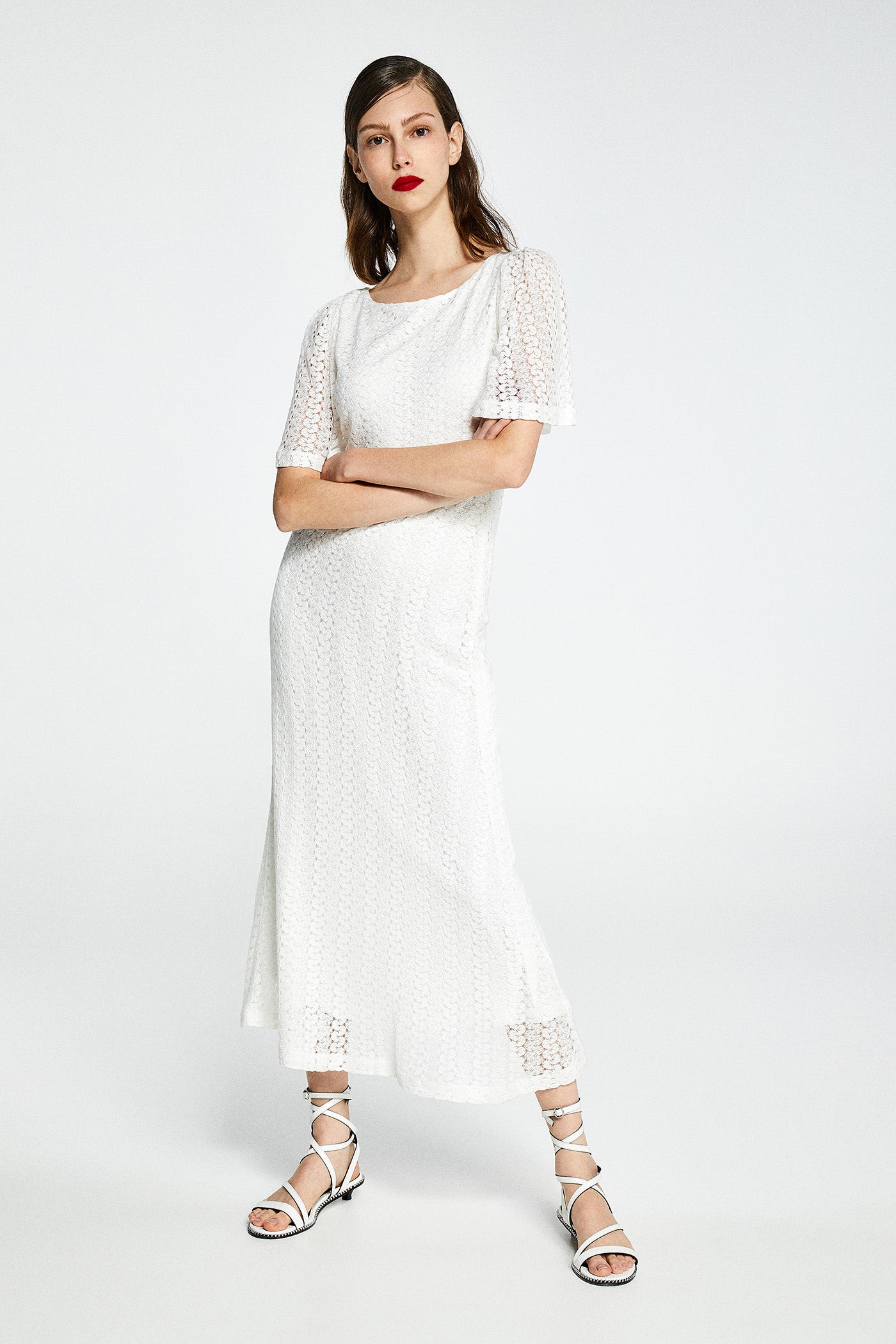 La versión más 'low cost' de todas la encontramos en Sfera con este vestido blanco calado que solo cuesta 35.99 euros.
