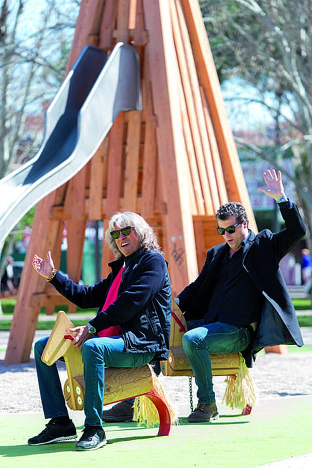 Jota Abril junto a José Mercé durante la entrevista.