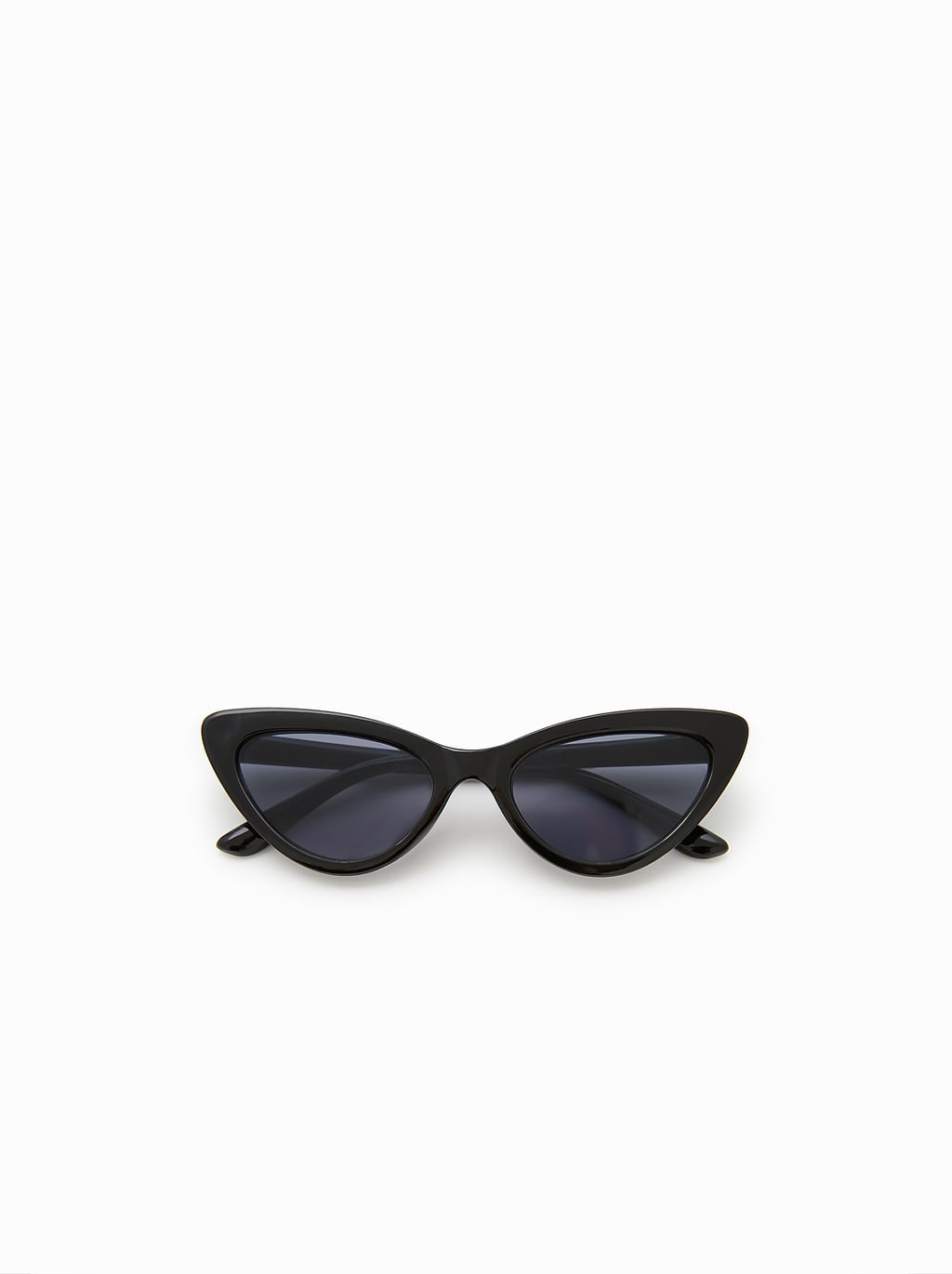 Gafas de sol estilo cat Eye, con funda de plástico reutilizaba adaptada para colgar del cuello. Disponibles en talla M y L en Zara Kids. Su precio es de 9,95 euros.