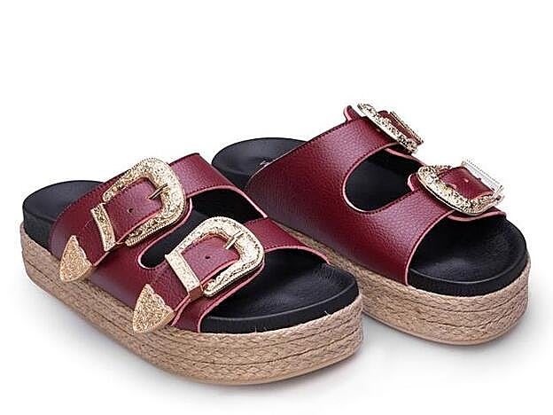 Sandalias de plataforma Western en color granate: 54,90 euros.