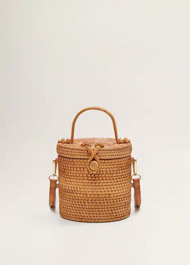 Bolso tipo cesta en color cobre y trenzado, 39,99 euros.