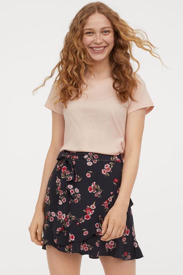Minifalda de tela con volantes, elástico en la parte posterior de la pretina y cinturón de anudar cosido. Sin forrar también (H&M, 19,99 euros).