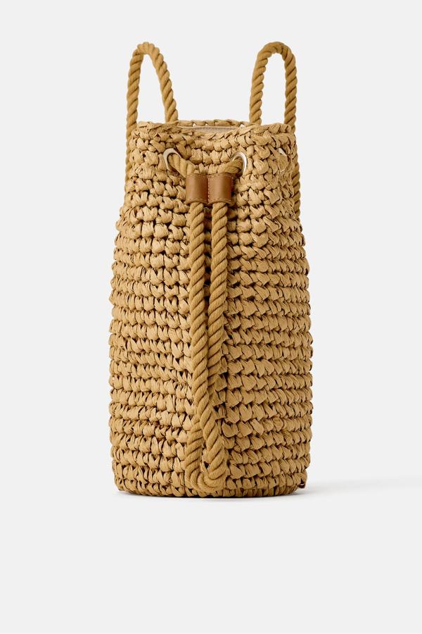 Mochila trenzada con asas, 22,95 euros.