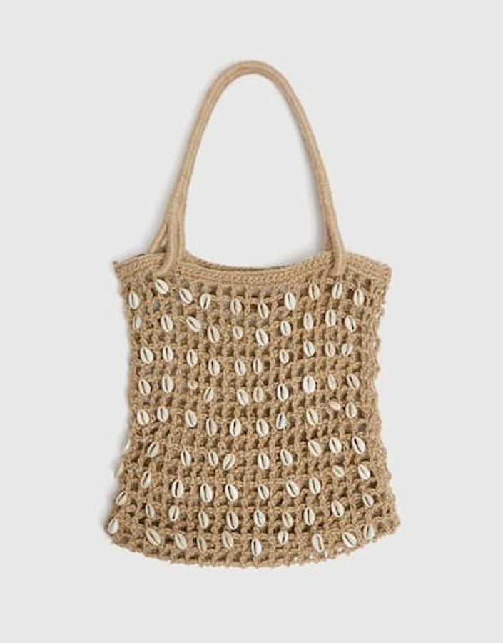 Shopper con abalorios y detalle de conchas,  25,99 euros .