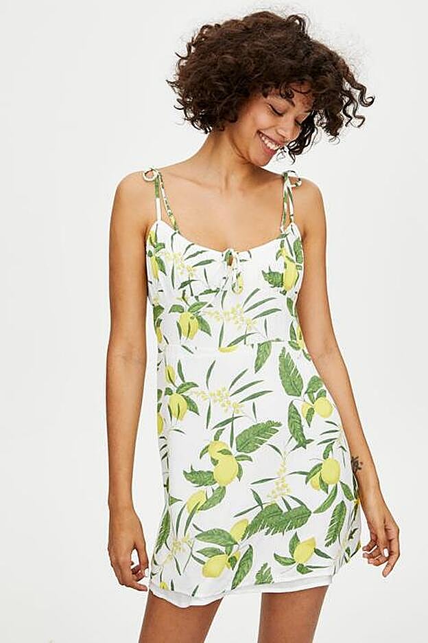 Vestido con estampado de limones, de Pull&Bear (22,99 euros).
