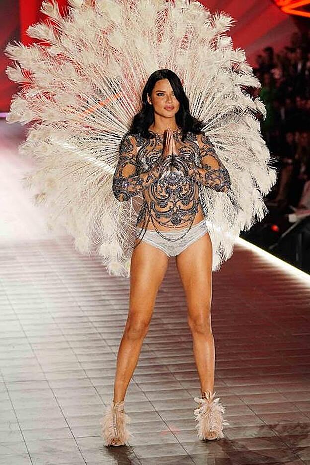 Adriana Lima en el desfile de Victoria's Secret 2018.