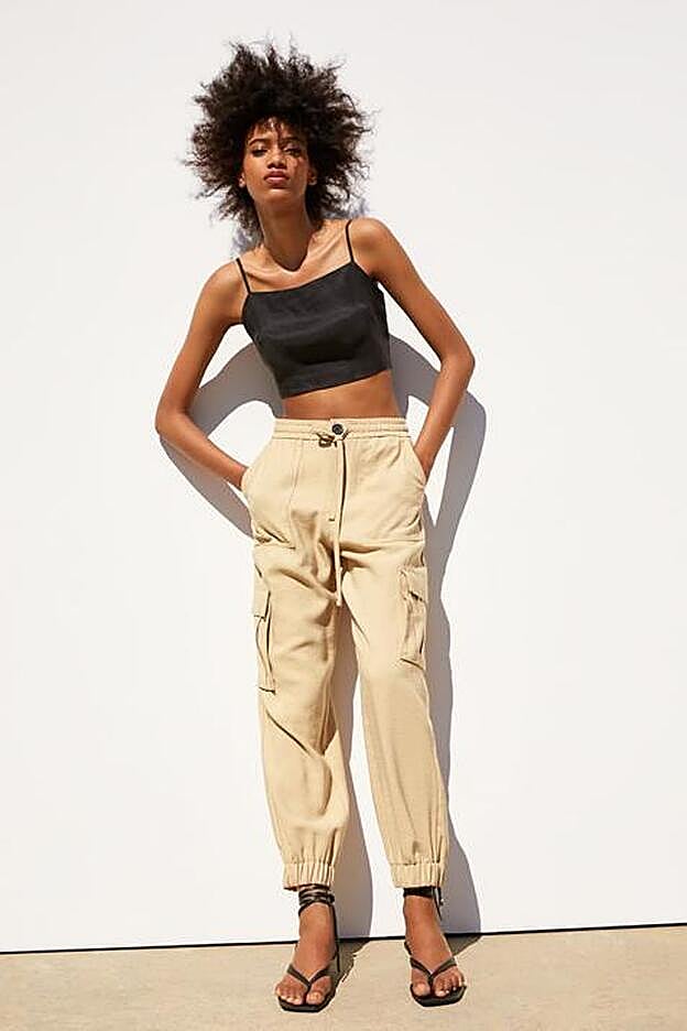 Los pantalones cargo que lleva Teresa Bass son de Zara.