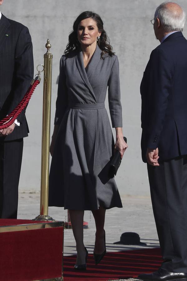 Otro vestido 'misterioso' de la Reina, y otro look que hace tipazo. Doña Letizia se ha puesto dos veces este diseño 'wrap' que afina la cintura, la última, para  su viaje a Marruecos  el pasado mes de febrero.