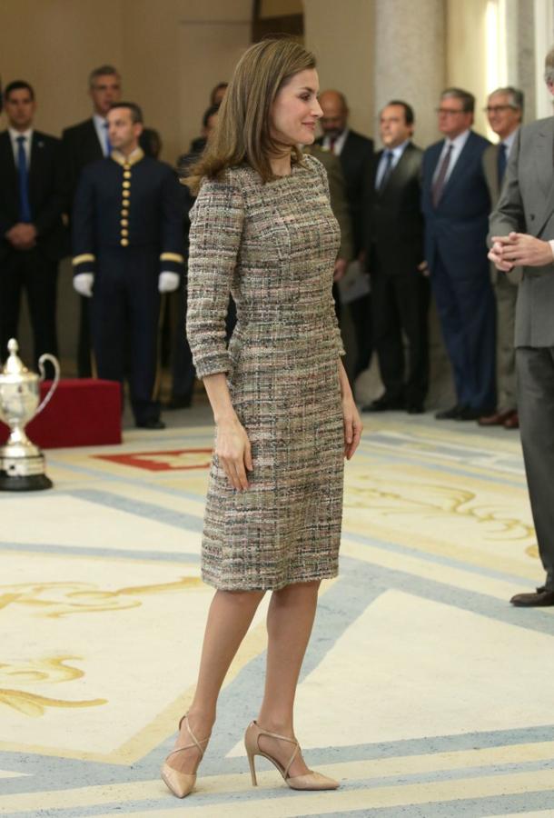 Todo hacía pensar que este vestido de tweed en tonos 'soft' que estrenó la Reina en los  Premios Nacionales del Deporte de 2016  era de Felipe Varela, pero desde la casa nos confirmaron que no llevaba la firma del que fuera diseñador de cabecera de Doña Letizia...