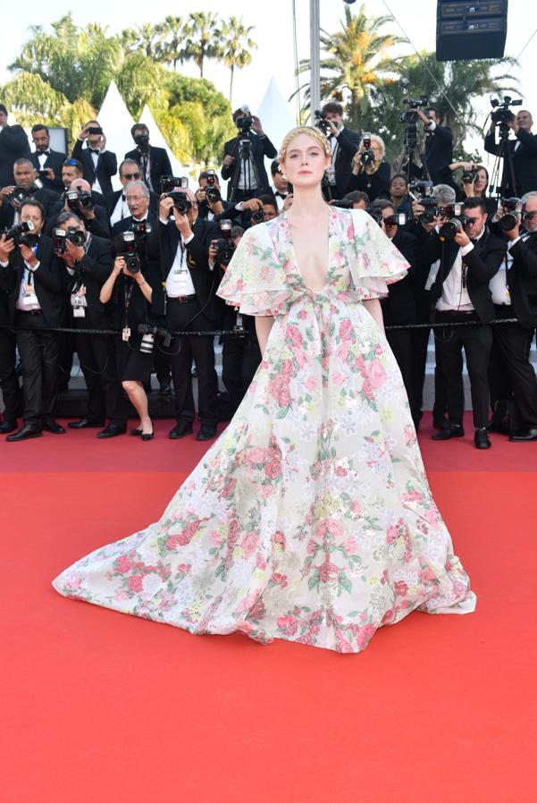 También para el estreno de Los Miserables, Elle Fanning llevó un maravilloso vestido de Valentino con estampado de flores.