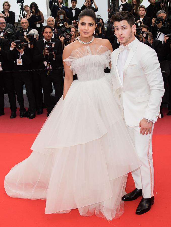 Priyanka Chopra acudió a la alfombra roja acompañada por su ya marido Nick Jonas. Al acudir con un vestido tan voluminoso en color blanco bien podría tratarse de otro de sus vestidos de novia. Se trata de un diseño en tul con varias capas de Georges Hobeika. Para completar el look lució joyas de Chopard.
