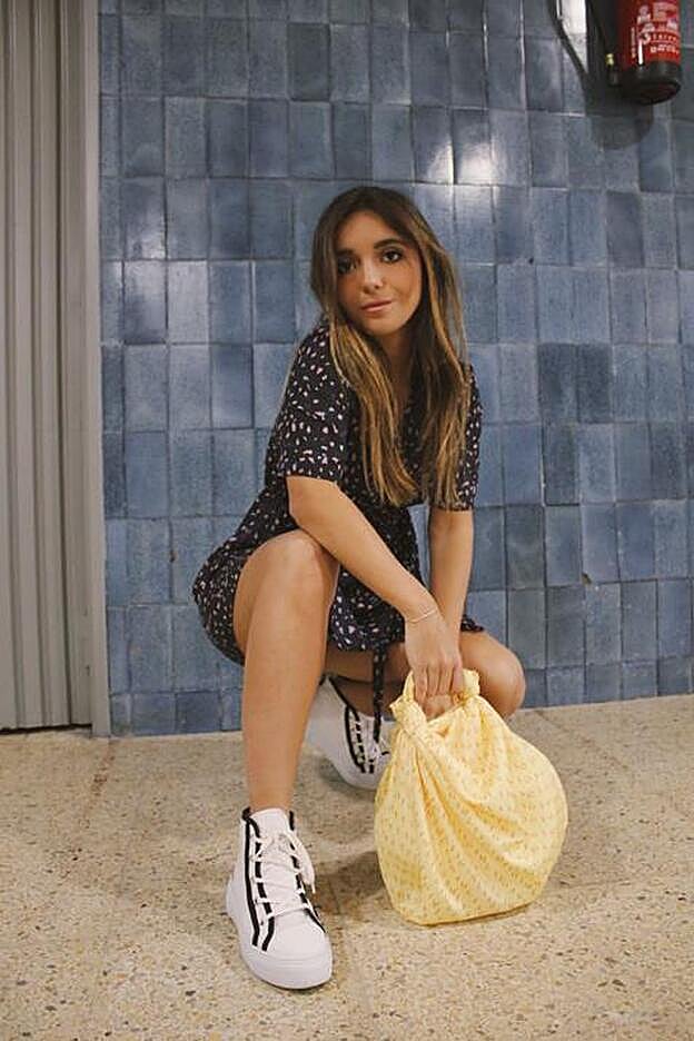 Inés Arroyo, directora creativa de la firma, con vestido, zapatillas y bolso de Laagam.
