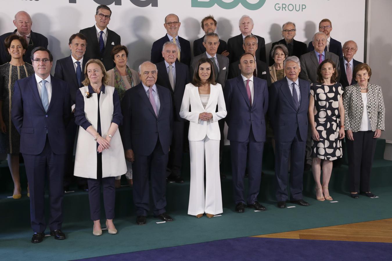 Este jueves 16 de mayo la Reina ha presidido, como presidenta de honor de la Fundación de Ayuda contra la Drogacción, la reunión de su patronato en la sede del Boston Consulting Group de Madrid. Y con el impecable traje blanco que llevaba, no hemos podido evitar fijarnos en su favorecedor bronceado...
