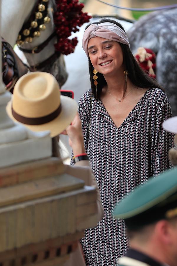 Durante su estancia en la Feria de Abril de Sevilla, Victoria Federica lució uno de los complementos tendencia de la temporada: un turbante que combinó con su vestido de estampado setentero.