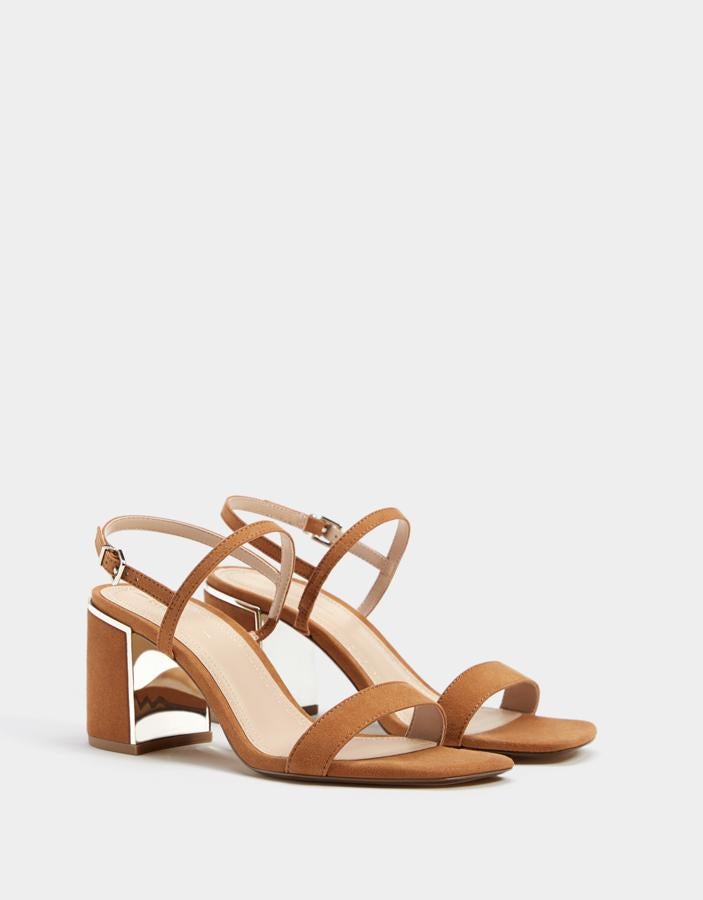 Sandalias de ante cámel con tacón ancho medio y detalle metalizado, de Bershka (19.99 euros).